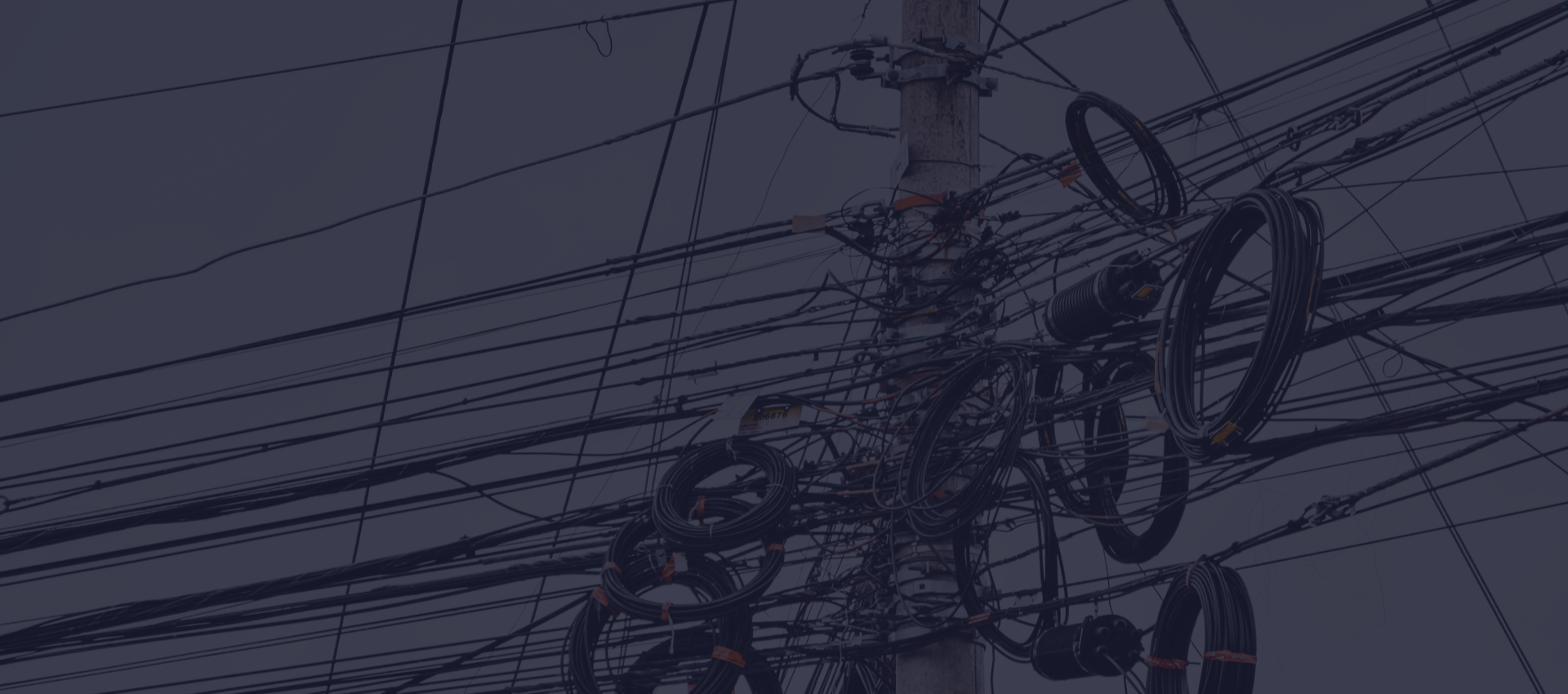 Fotografia de poste de rede eletrica com fiação mal organizada